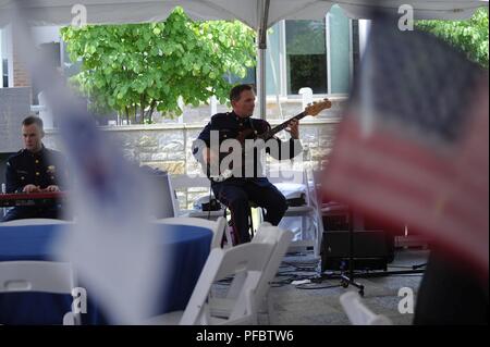 1ère classe musicien Robert Langslet de Portland, Orégon, et chef musicien Mark McCormick, de St Louis, Missouri, avec la bande de la Garde côtière canadienne, effectuer à la réception suivant le changement de commandement et de retraite pour la garde côtière Commandant Adm. Paul F. Zukunft, siège de la Garde côtière canadienne, Washington, D.C., 1 juin 2018. Zukunft, qui a pris sa retraite après 41 années de service dans la Garde côtière canadienne, a été succédé par ADM. Karl L. Schultz. La Garde côtière est une bande de 55 membres de l'ensemble des musiciens de calibre mondial qui effectuent au niveau du cabinet présidentiel et officiel et officieux des événements, ainsi qu'à Banque D'Images
