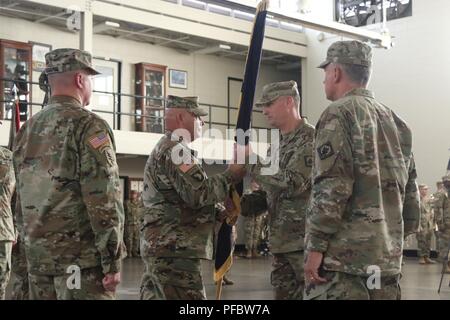 Le Sgt commande. Le major Darrell Masterson passe l'unité couleurs à Brigue. Le général John Rhodes, commandant sortant de 66e commandement de troupes, au cours d'une cérémonie de passation de commandement le 2 juin 2018, à Raymond Road Centre de préparation à Jackson, Mississippi. Rhodes commandé l'unité depuis plus de trois ans avant de céder le commandement au brig. Le Général Stanley Budraitis. Banque D'Images