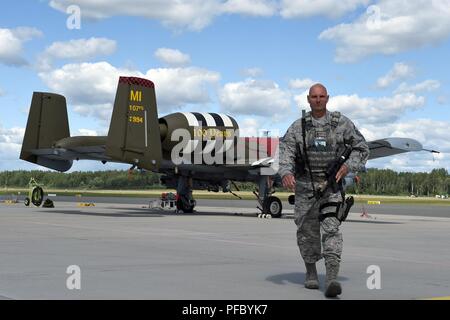 Le conseiller-maître Sgt. Michael Miller, un défenseur avec le 127e Escadron des Forces de sécurité, Selfridge Air National Guard Base, Mich., contribue à sécuriser l'aviation à la base aérienne de Lielvarde, Lettonie, où A-10 Thunderbolt II avions, également de Selfridge, sont parqués pendant la grève 18 Sabre le 6 juin 2018. La grève est un sabre de l'armée américaine de longue date par l'Europe de l'exercice de formation coopérative, conçus pour améliorer l'interopérabilité et de préparation entre les alliés et les partenaires régionaux. Banque D'Images