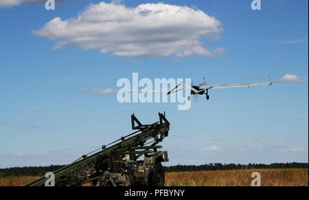 Un Drone Drone AAI RQ-7 Shadow prend son envol comme il est lancé par une catapulte lors d'un exercice d'entraînement dans le cadre de 18 ans à la grève Sabre Bemowo Piskie Domaine de formation 7 juin 2018. Grève 18 Sabre est la huitième édition de l'armée américaine de longue date par l'Europe de la formation coopérative exercice visant à accroître l'interopérabilité entre les alliés et les partenaires régionaux. (Michigan Army National Guard Banque D'Images