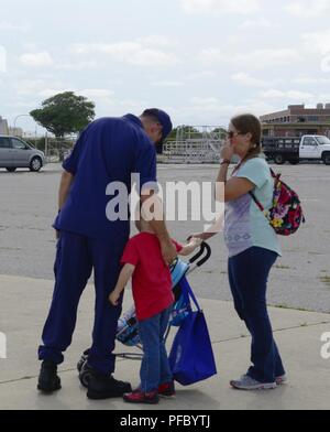 L'équipage d'un garde-côte de la accueille décisif sa famille après son arrivée à Pensacola. L'élément déplacé de Pascagoula, Mississippi, à son nouveau port d'attache dans la région de Pensacola, Floride, le 5 juin 2018. La Garde côtière américaine Banque D'Images