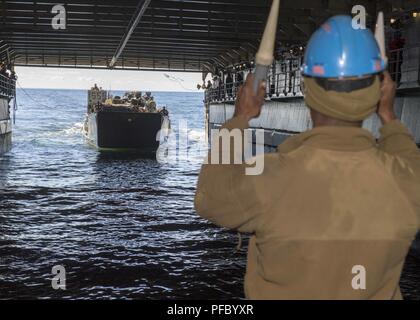 Mer (6 juin 2018) Maître de Manœuvre 3 Classe Jaleel Pringle, affecté à l'unité 2, il dirige un landing craft Utility dans le pont du coffre de la classe-Harpers Ferry landing ship dock USS Oak Hill (LSD 51) lors de l'exercice Baltic Operations (BALTOPS) 2018, 6 juin. Le premier ministre est BALTOPS maritime annuel-exercice ciblé dans la région de la Baltique et l'un des plus importants exercices dans le Nord de l'Europe améliorer la flexibilité et l'interopérabilité entre les pays alliés et partenaires des Nations unies. Banque D'Images