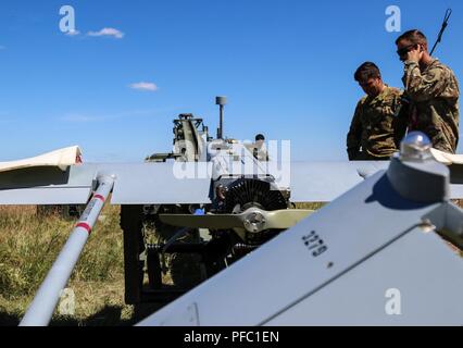 Les soldats de l'armée américaine avec la troupe Delta, l'Escadron de génie du régiment, 2e régiment de cavalerie, Pologne, Groupe de combat pré-vol des vérifications de maintenance sur une AAI RQ-7 'Shadow' système aérien sans pilote pendant la grève 18 Sabre le 7 juin 2018. Grève 18 Sabre est la huitième édition de l'armée américaine de longue date par l'Europe exercice de coopération visant à améliorer l'interopérabilité entre les alliés et les partenaires régionaux. (Michigan Army National Guard Banque D'Images