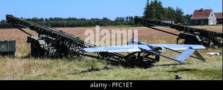 Une AAI RQ-7 'Shadow' système aérien sans pilote avec Delta, des troupes du génie, 2e escadron du régiment de cavalerie, Pologne, Groupe de combat se prépare à lancé par catapulte pour une reconnaissance aérienne au cours de l'exercice grève 18 Sabre le 7 juin 2018. Grève 18 Sabre est la huitième édition de l'armée américaine de longue date par l'Europe exercice de coopération visant à améliorer l'interopérabilité entre les alliés et les partenaires régionaux. (Michigan Army National Guard Banque D'Images