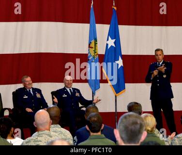 Le major-général Randall Ogden, Quatrième commandant de l'Armée de l'air, prononce un discours lors de la 507e Escadre de ravitaillement en vol cérémonie de passation de commandement le 3 juin 2018, à la Tinker Air Force Base, en Oklahoma Le Colonel Miles Heaslip a réussi le colonel Douglas Gullion en tant que commandant de la 507e ARW. Banque D'Images