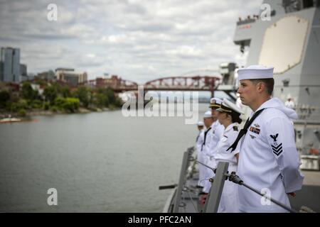 PORTLAND, Ore., (7 juin 2018) marins affectés à la classe Arleigh Burke destroyer lance-missiles USS Michael Murphy (DDG 112), l'homme les rails comme le navire arrive à Portland pour la semaine du Festival. Le festival de Portland et la Fleet Week sont une célébration de la mer avec des services marins, marines, et les membres de la Garde côtière des États-Unis et du Canada faisant de la ville un port d'escale. Banque D'Images