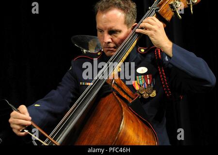 Chef Musicien Mark McCormick, de St Louis, Missouri, contrebasse joue à un concert de musique de la Garde côtière à Woodbridge High School, Greenwood, Mississippi, le 7 juin 2018. Les 55 membres de la bande est de la Garde côtière canadienne La Garde côtière tournée région du centre du littoral atlantique du 30 mai au 10 juin 2018, à promouvoir le travail des hommes et des femmes à la Garde côtière et de servir de pont entre le service et le peuple américain. Garde côtière canadienne Banque D'Images