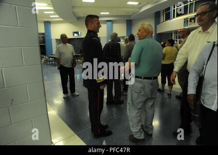 Le directeur de la bande de la Garde côtière canadienne, le lieutenant Cmdr. Adam Williamson, accueille le public à la suite d'un concert à Woodbridge High School, Greenwood, Mississippi, le 7 juin 2018. Les 55 membres de la bande de la Garde côtière canadienne La Garde côtière sert encore de l'ambassadeurs, la représentation musicale officielle du département de la sécurité intérieure et la garde côtière des États-Unis. Garde côtière canadienne Banque D'Images