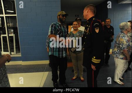 Le directeur de la bande de la Garde côtière canadienne, le lieutenant Cmdr. Adam Williamson, accueille le public à la suite d'un concert à Woodbridge High School, Greenwood, Mississippi, le 7 juin 2018. Les 55 membres de la bande de la Garde côtière canadienne La Garde côtière sert encore de l'ambassadeurs, la représentation musicale officielle du département de la sécurité intérieure et la garde côtière des États-Unis. Garde côtière canadienne Banque D'Images