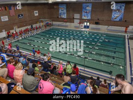 Les participants, les participants et les bénévoles de la N.H. Les Jeux olympiques spéciaux se réunissent le 1 juin 2017 à l'Université du New Hampshire Swasey extérieure à Durham, N.H. Les membres de la 157e Escadre de ravitaillement en vol ont donné de leur temps pour aider à faciliter les événements comme un N.H. Air National Guard effort de sensibilisation communautaire. (H.n. Air National Guard Banque D'Images