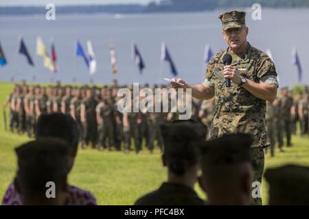 Le lieutenant du Corps des Marines américain Robert F. Hedelund, Gen II Marine Expeditionary Force commandant général, lors de la 2e Groupe Logistique Maritime cérémonie de passation de commandement, le Camp Lejeune, N.C., 8 juin 2018. Au cours de la cérémonie, le Brig. Le général David W. Maxwell a quitté le commandement du 2e MLG à Brigue. Le général KEVIN J. Stewart. Banque D'Images