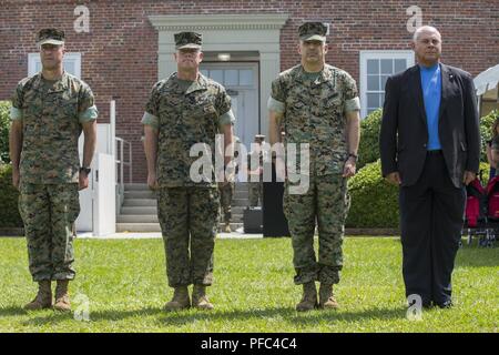 Commandants généraux de 2e Groupe Logistique Maritime, passé et présent, au garde à vous pour un laissez-passer en revue au cours de la 2ème MLG cérémonie de passation de commandement, le Camp Lejeune, N.C., 8 juin 2018. Au cours de la cérémonie, le Brig. Le général David W. Maxwell a quitté le commandement du 2e MLG à Brigue. Le général KEVIN J. Stewart. Banque D'Images