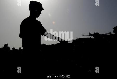 La CPS. Nicolas J. Hernandez, un fantassin du 2e Bataillon, 124e Régiment d'infanterie, la Garde nationale de Floride, indique à la Force de défense de la Guyane au cours de formation au tir des soldats à Tradewinds 2018 7 juin 2018, à Basseterre, Saint Kitts et Nevis. Tradewinds offre des possibilités pour les pays participants pour améliorer la sécurité et les capacités d'aide en cas de catastrophe. Banque D'Images