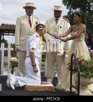 PORTLAND, OREGON (08 juin 2018) Arrière Adm. Converse Blake, commandant de sous-marin, Groupe 9, est anobli au cours d'une cérémonie d'honneur Royal Rosarians dans Knighting Parc De La Roseraie dans le cadre de la semaine de Portland Rose Festival 2018. Le festival de Portland et la Fleet Week sont une célébration de la mer avec des services marins, marines, et les membres de la Garde côtière des États-Unis et du Canada faisant de la ville un port d'escale. Banque D'Images