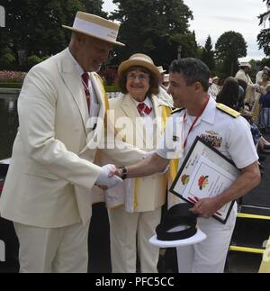 PORTLAND, OREGON (08 juin 2018) Arrière Adm. Converse Blake, commandant de sous-marin, Groupe 9, à droite, est félicité par Royal Rosarian Représentants, après avoir été fait chevalier lors d'une cérémonie d'honneur Royal Rosarians dans Knighting Parc De La Roseraie dans le cadre de la semaine de Portland Rose Festival 2018. Le festival de Portland et la Fleet Week sont une célébration de la mer avec des services marins, marines, et les membres de la Garde côtière des États-Unis et du Canada faisant de la ville un port d'escale. Banque D'Images