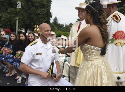 PORTLAND, OREGON (08 juin 2018) Arrière Adm. Darren Hanson, commandant adjoint des États-Unis, 3e Flotte, est anobli au cours d'une cérémonie d'honneur Royal Rosarians dans Knighting Parc De La Roseraie dans le cadre de la semaine de Portland Rose Festival 2018. Le festival de Portland et la Fleet Week sont une célébration de la mer avec des services marins, marines, et les membres de la Garde côtière des États-Unis et du Canada faisant de la ville un port d'escale. Banque D'Images