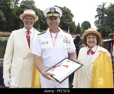 PORTLAND, OREGON (08 juin 2018) Arrière Adm. Darren Hanson, commandant adjoint de la flotte américaine, 3e, centre, pose pour une photo avec les représentants de Royal Rosarian, après avoir été fait chevalier lors d'une cérémonie d'honneur Royal Rosarians dans Knighting Parc De La Roseraie dans le cadre de la semaine de Portland Rose Festival 2018. Le festival de Portland et la Fleet Week sont une célébration de la mer avec des services marins, marines, et les membres de la Garde côtière des États-Unis et du Canada faisant de la ville un port d'escale. Banque D'Images