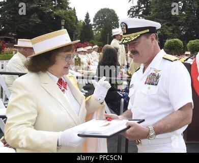 PORTLAND, OREGON (08 juin 2018) Arrière Adm. Gregory Harris, commandant du groupe aéronaval (CSG) 11 11, droite, est félicité par Royal Rosarian Représentants, après avoir été fait chevalier lors d'une cérémonie d'honneur Royal Rosarians dans Knighting Parc De La Roseraie dans le cadre de la semaine de Portland Rose Festival 2018. Le festival de Portland et la Fleet Week sont une célébration de la mer avec des services marins, marines, et les membres de la Garde côtière des États-Unis et du Canada faisant de la ville un port d'escale. Banque D'Images