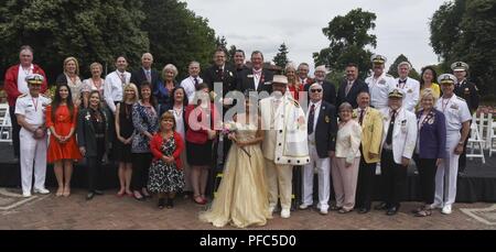 PORTLAND, OREGON (08 juin 2018) Tous les candidats fait chevalier par le Royal Rosarians posent pour une photo avec Royal Rosarian Représentants, à la suite d'une cérémonie d'honneur Royal Rosarians dans Knighting Parc De La Roseraie dans le cadre de la semaine de Portland Rose Festival 2018. Le festival de Portland et la Fleet Week sont une célébration de la mer avec des services marins, marines, et les membres de la Garde côtière des États-Unis et du Canada faisant de la ville un port d'escale. Banque D'Images