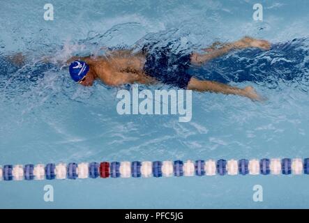 L'équipe de vétéran Shay Hampton Air Force fait concurrence au cours de la compétition de natation Jeux de guerrier du DoD, le 8 juin 2018, à l'US Air Force Academy de Colorado Springs, Colorado. Le Guerrier Jeux sont un événement annuel, créé en 2010, d'introduire des blessés, des malades et des blessés militaires à adaptive sports comme un moyen d'améliorer leur rétablissement et réadaptation. Banque D'Images