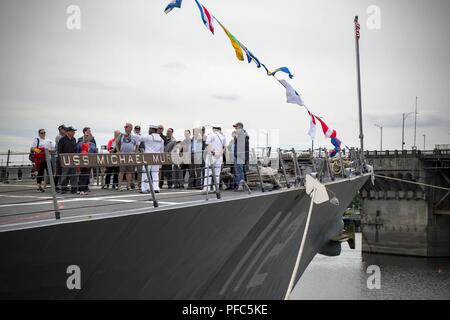 PORTLAND, OREGON (8 juin 2018) marins affectés à la classe Arleigh Burke destroyer lance-missiles USS Michael Murphy (DDG 112), donner un tour du navire au public durant la Semaine de Portland Rose Festival. Le festival de Portland et la Fleet Week sont une célébration de la mer avec des services marins, marines, et les membres de la Garde côtière des États-Unis et du Canada faisant de la ville un port d'escale. Banque D'Images