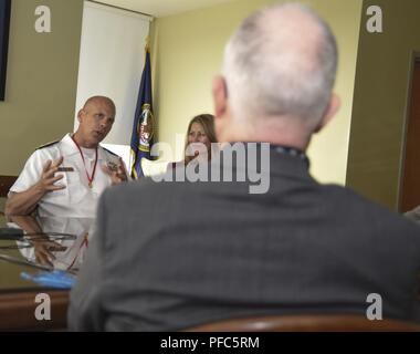 PORTLAND, OREGON (08 juin 2018) Arrière Adm. Darren Hanson, commandant adjoint de la flotte américaine, 3e, à gauche, donne la parole durant une réunion avec des anciens combattants de Portland (VA) des représentants du Centre médical lors de la visite du centre médical dans le cadre de la semaine de Portland Rose Festival 2018. Le festival de Portland et la Fleet Week sont une célébration de la mer avec des services marins, marines, et les membres de la Garde côtière des États-Unis et du Canada faisant de la ville un port d'escale. Banque D'Images