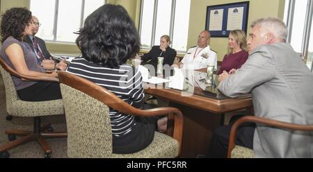 PORTLAND, OREGON (08 juin 2018). Adm arrière. Darren Hanson, commandant adjoint de la flotte américaine, 3e, centre, rencontre avec des anciens combattants de Portland (VA) des représentants du Centre médical lors de la visite du centre médical dans le cadre de la semaine de Portland Rose Festival 2018. Le festival de Portland et la Fleet Week sont une célébration de la mer avec des services marins, marines, et les membres de la Garde côtière des États-Unis et du Canada faisant de la ville un port d'escale. Banque D'Images