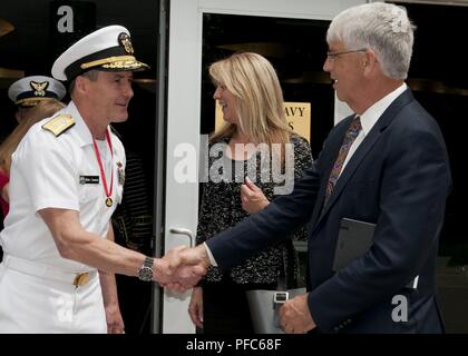 PORTLAND, OREGON (8 juin 2018) - Arrière Adm. Blake L. Converser, commandant de sous-marin, Groupe 9, accueille Bob Stewart, directeur de l'école secondaire Gladstone District, au cours d'un déjeuner des surintendants de l'université de Portland. (U. S. Navy Banque D'Images