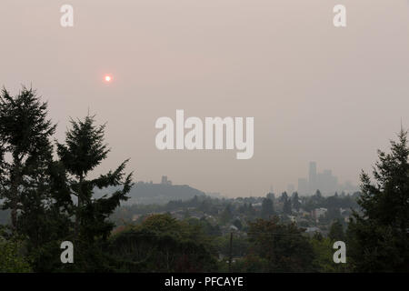 Seattle, Washington : Vue de Beacon Hill et le centre-ville du Mont Baker voisinage pendant les pires Puget Sound niveaux de fumée en deux décennies. Le dimanche, la qualité de l'air ont diminué d'intensité modérée à des conditions insalubres avec une perte importante de visibilité dues aux incendies hors de contrôle dans la région. La qualité de l'air malsain devrait rester jusqu'à jeudi. Crédit : Paul Christian Gordon/Alamy Live News Banque D'Images