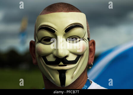 Dundee, Dundee, Royaume-Uni. Août 18, 2018. Un portrait d'un manifestant dans un masque de Guy Fawkes.Des milliers de partisans de l'indépendance écossaise ont défilé à Dundee dans le cadre de la '' 'tous' sous une bannière de protestation, comme la coalition vise à exécuter de tels cas jusqu'à ce que l'Ecosse est '' 'libre de droits Photo crédit : Stewart Kirby/SOPA Images/ZUMA/Alamy Fil Live News Banque D'Images