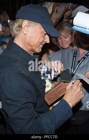 Dresde, Allemagne. 20e Août, 2018. L'acteur italien Terence Hill vient à la première Allemande de son film 'Mein Name ist Zwei Fäuste - quelqu'un kekehren' et donne des autographes. Hill a également réalisé et écrit la tragi-comédie. Credit : Sebastian Kahnert/dpa-Zentralbild/dpa/Alamy Live News Banque D'Images