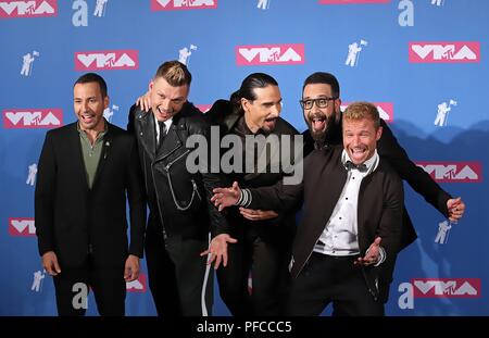 Inglewood, États-Unis d'Amérique. 20e Août, 2018. Howie Dorough (l-r), Nick Carter, Brian Littrell, AJ McClean et Kevin Richardson, de les Backstreet Boys posent dans la salle de presse du 2018 MTV Video Music Awards, volontaires d'atténuation, au Radio City Music Hall de New York City, USA, le 20 août 2018. Utilisation dans le monde entier | Credit : dpa/Alamy Live News Banque D'Images