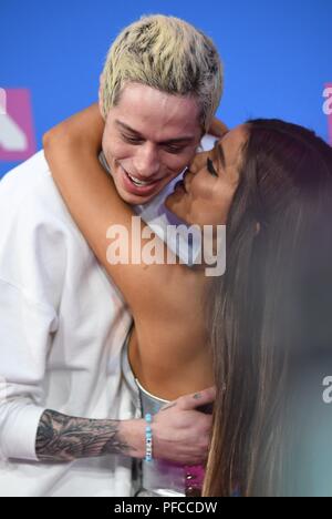 New York, NY, USA. 20e Août, 2018. Pete Davidson, Ariana Grande au niveau des arrivées pour 2018 d'atténuation MTV - Partie 4 des arrivées, le Radio City Music Hall, New York, NY 20 août 2018. Credit : Kristin Callahan/Everett Collection/Alamy Live News Banque D'Images