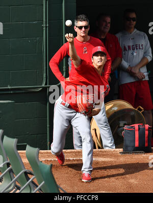 Los Angeles Angels pitcher Shohei Ohtani jette dans l'enclos comme entraîneur des lanceurs Charles Nagy montres avant le principal Ligue base-ball match contre les Rangers du Texas à Globe Life Park dans la région de Arlington de Arlington, Texas, United States, 18 août 2018. Credit : AFLO/Alamy Live News Banque D'Images