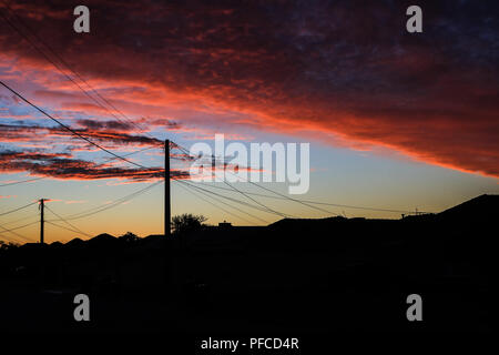 Adélaïde, Australie. Août 21, 2018. Maisons de banlieue et les eucalyptus qui se profile derrière un hiver spectaculaire coucher du soleil à Adélaïde : Crédit amer ghazzal/Alamy Live News Banque D'Images