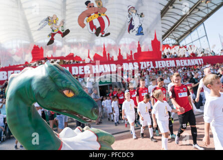 Les vers, Deutschland. Août 18, 2018. Fonction, lavement des joueurs dans le stade, avant qu'une mascotte dragon (Vers), chorégraphie, football DFB Pokal, 1er tour, Wormatia Worms - SV Werder Bremen (HB) 1 : 6, le 18.08.2018 dans Worms/Allemagne. # #  DFL règlement interdit toute utilisation des photographies comme des séquences d'images et/ou quasi-vidéo # #  | Conditions de crédit dans le monde entier : dpa/Alamy Live News Banque D'Images