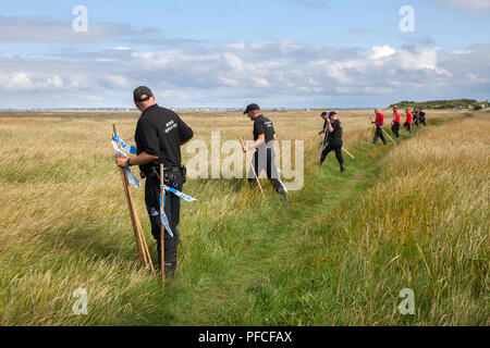 Southport, Merseyside, 21 août 2018. Les équipes de recherche policière, la police de Matrix, le personnel de sauvetage sous-marin et la garde côtière unissent leurs forces pour une recherche importante des marais de l'estuaire de la Ribble Marshside pour avoir disparu Adam Seaton, âgé de 20 ans. Les officiers font appel à l'aide pour repérer Adam, 20 ans, qui a disparu et qui a demandé aux conducteurs qui ont utilisé un parking Southport pour étudier les images de dashcam. Adam Seaton a disparu le jeudi 9 août, et sa voiture a été retrouvée garée plus tard près de Marshland sur la promenade du front de mer. Crédit : MediaWorldImages/Alamy Live News Banque D'Images