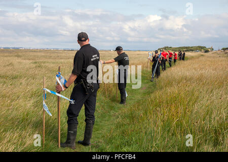 Southport, Merseyside, 21 août 2018. Les équipes de recherche policière, la police de Matrix, le personnel de sauvetage sous-marin et la garde côtière unissent leurs forces pour une recherche importante des marais de l'estuaire de la Ribble Marshside pour avoir disparu Adam Seaton, âgé de 20 ans. Les officiers font appel à l'aide pour repérer Adam, 20 ans, qui a disparu et qui a demandé aux conducteurs qui ont utilisé un parking Southport pour étudier les images de dashcam. Adam Seaton a disparu le jeudi 9 août, et sa voiture a été retrouvée garée plus tard près de Marshland sur la promenade du front de mer. Crédit : MediaWorldImages/Alamy Live News Banque D'Images