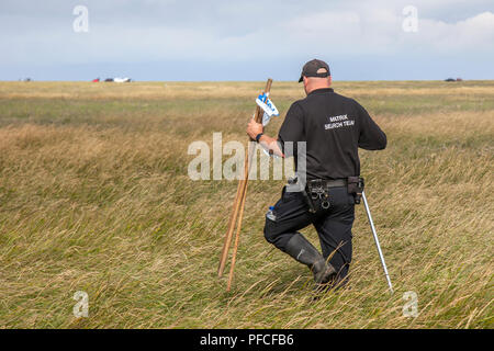 Southport, Merseyside, 21 août 2018. Les équipes de recherche policière, la police de Matrix, le personnel de sauvetage sous-marin et la garde côtière unissent leurs forces pour une recherche importante des marais de l'estuaire de la Ribble Marshside pour avoir disparu Adam Seaton, âgé de 20 ans. Les officiers font appel à l'aide pour repérer Adam, 20 ans, qui a disparu et qui a demandé aux conducteurs qui ont utilisé un parking Southport pour étudier les images de dashcam. Adam Seaton a disparu le jeudi 9 août, et sa voiture a été retrouvée garée plus tard près de Marshland sur la promenade du front de mer. Crédit : MediaWorldImages/Alamy Live News Banque D'Images