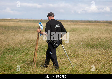 Southport, Merseyside, 21 août 2018. Les équipes de recherche policière, la police de Matrix, le personnel de sauvetage sous-marin et la garde côtière unissent leurs forces pour une recherche importante des marais de l'estuaire de la Ribble Marshside pour avoir disparu Adam Seaton, âgé de 20 ans. Les officiers font appel à l'aide pour repérer Adam, 20 ans, qui a disparu et qui a demandé aux conducteurs qui ont utilisé un parking Southport pour étudier les images de dashcam. Adam Seaton a disparu le jeudi 9 août, et sa voiture a été retrouvée garée plus tard près de Marshland sur la promenade du front de mer. Crédit : MediaWorldImages/Alamy Live News Banque D'Images