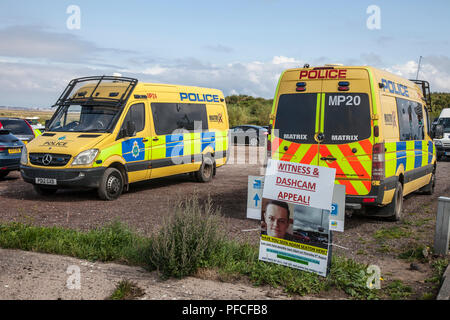 Southport, Merseyside, 21 août 2018. Les équipes de recherche policière, la police de Matrix, le personnel de sauvetage sous-marin et la garde côtière unissent leurs forces pour une recherche importante des marais de l'estuaire de la Ribble Marshside pour avoir disparu Adam Seaton, âgé de 20 ans. Les officiers font appel à l'aide pour repérer Adam, 20 ans, qui a disparu et qui a demandé aux conducteurs qui ont utilisé un parking Southport pour étudier les images de dashcam. Adam Seaton a disparu le jeudi 9 août, et sa voiture a été retrouvée garée plus tard près de Marshland sur la promenade du front de mer. Crédit : MediaWorldImages/Alamy Live News Banque D'Images