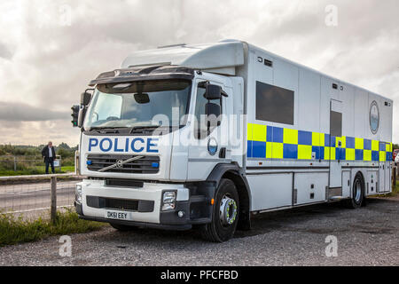 Southport, Merseyside, 21 août 2018. Les équipes de recherche policière, la police de Matrix, le personnel de sauvetage sous-marin et la garde côtière unissent leurs forces pour une recherche importante des marais de l'estuaire de la Ribble Marshside pour avoir disparu Adam Seaton, âgé de 20 ans. Les officiers font appel à l'aide pour repérer Adam, 20 ans, qui a disparu et qui a demandé aux conducteurs qui ont utilisé un parking Southport pour étudier les images de dashcam. Adam Seaton a disparu le jeudi 9 août, et sa voiture a été retrouvée garée plus tard près de Marshland sur la promenade du front de mer. Crédit : MediaWorldImages/Alamy Live News Banque D'Images