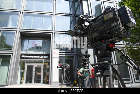 Frankfurt am Main, Allemagne. Août 21, 2018. Les caméras sont mis en place en face du siège de la Ligue allemande de football (DFL) lors d'une réunion de DFL et DFB. À l'invitation du Président Grindel DFB et président de la Ligue, Rauball entraîneur national Löw et manager de l'équipe de Bierhoff traitera des changements top football avec les dirigeants de clubs et cinq représentants de la 'Commission de Football du LDF'. Credit : Arne Dedert/dpa/Alamy Live News Banque D'Images