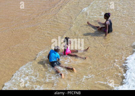 Bournemouth, Dorset, UK. Août 22, 2018. Météo France : chaud et ensoleillé à plages de Bournemouth en tant que chef de la mer sunseekers pour profiter du beau temps. Les enfants s'amusant de jouer dans la mer. Credit : Carolyn Jenkins/Alamy Live News Banque D'Images