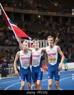 Berlin, Deutschland. 10 août, 2018. jubilation de la trois mémoires après la course, de gauche à droite Henrik INGEBRIGTSEN (NI/4e place), Jakob gagnant INBRIGTSEN (NI/1e place), Filip INBRIGTSEN (NI/12e place), casque Viking, drapeau, final du 1500m hommes, sur 10.08.2018 Championnats d'Europe d'athlétisme 2018 à Berlin/Allemagne à partir de 06.08. - 12.08.2018. Utilisation dans le monde entier | Credit : dpa/Alamy Live News Banque D'Images