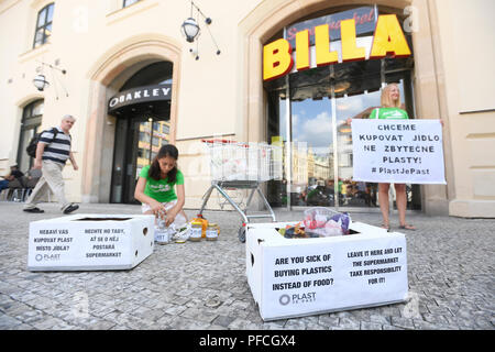 Des militants de Greenpeace organiser un happening pour la réduction des matières plastiques à usage unique, le retour des sacs en plastique de produits alimentaires achetés retour à l'épicerie, sur la place de la République à Prague, en République tchèque, le 21 août 2018. (CTK Photo/Ondrej Deml) Banque D'Images