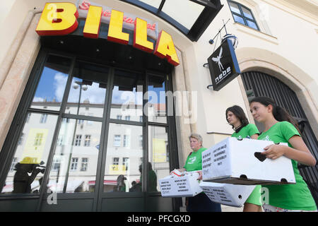 Des militants de Greenpeace organiser un happening pour la réduction des matières plastiques à usage unique, le retour des sacs en plastique de produits alimentaires achetés retour à l'épicerie, sur la place de la République à Prague, en République tchèque, le 21 août 2018. (CTK Photo/Ondrej Deml) Banque D'Images