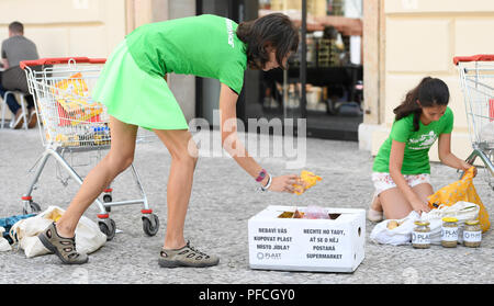 Des militants de Greenpeace organiser un happening pour la réduction des matières plastiques à usage unique, le retour des sacs en plastique de produits alimentaires achetés retour à l'épicerie, sur la place de la République à Prague, en République tchèque, le 21 août 2018. (CTK Photo/Ondrej Deml) Banque D'Images