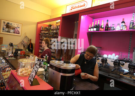 Cologne, Allemagne. 09Th Aug 2018. Un employé se prépare un café au 'Koelnkiosk'. En plus de salles, plus classiques, de boire dans la Ruhr, il existe maintenant des kiosques dans les quartiers branchés de la hanche. Credit : Oliver Berg/dpa/Alamy Live News Banque D'Images