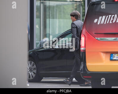 Frankfurt am Main, Allemagne. Août 21, 2018. L'entraîneur national Joachim Löw vient à une réunion d'DFL et DFB au siège de la Ligue allemande de football (DFL). À l'invitation du Président Grindel DFB et président de la Ligue, Rauball entraîneur national Löw et manager de l'équipe de Bierhoff traitera des changements top football avec les dirigeants de clubs et cinq représentants de la 'Commission de Football du LDF'. Credit : Arne Dedert/dpa/Alamy Live News Banque D'Images